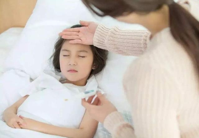 “班上就来了俩孩子”，为啥到了冬天，幼儿园小班孩子少得可怜？