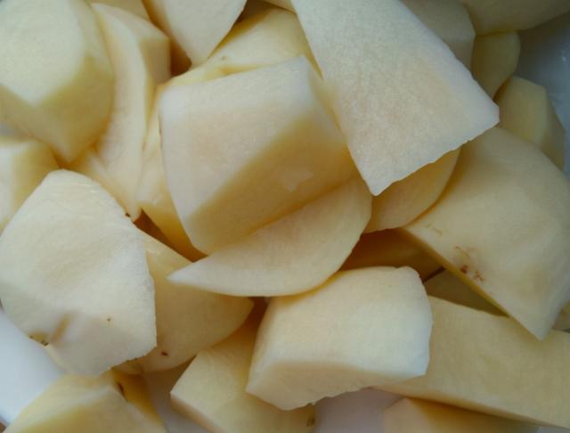 炖鸡肉时，牢记“1泡2过油”，鸡肉鲜香好吃无腥味，越嚼越香