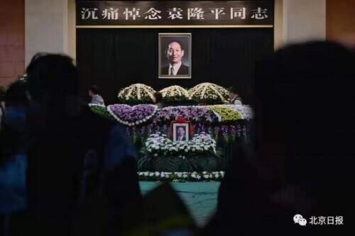 数万民众排起长队 前来送别袁隆平院士 无数人在卡片上留言 默契地
