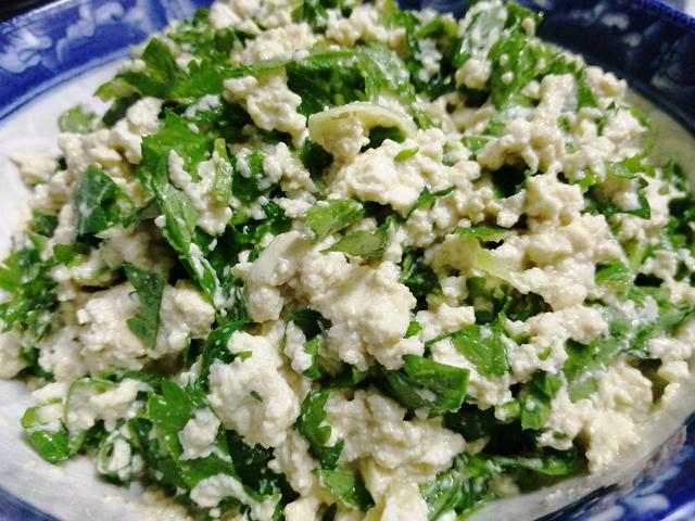 芹菜叶千万别再扔了，搭配2块钱食材，就能做出美味小凉菜