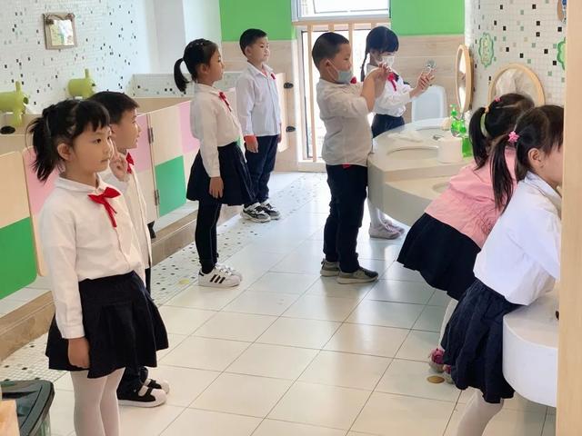 超级宝妈▲宁波幼儿园萌娃们开学啦！独自入园、测温、一米距…开心有序！