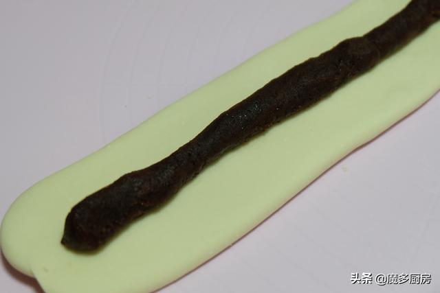 用豆沙和面粉蒸一盘豆沙卷，早餐吃它最美味，一口一个又香又甜