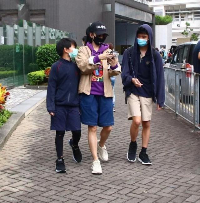 张柏芝接儿子放学，13岁Lucas身高超过妈妈，网友：长大后不得了巴拉啦解说