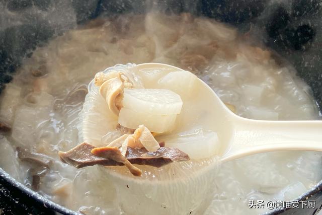 冬至到了，有条件别忘给家人炖这锅热汤，驱寒暖胃寓意好