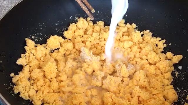 玉米面最好吃的做法，看着都流口水，暄软细腻，越嚼越香