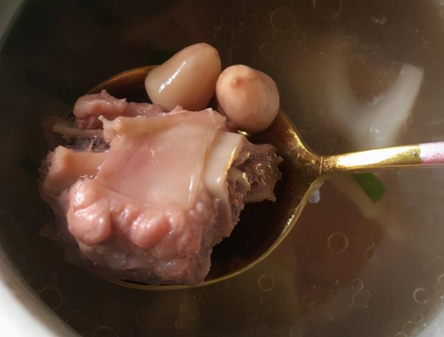 炖莲藕汤为啥总发黑？大厨教我1招技巧，莲藕鲜香软烂，色泽白净