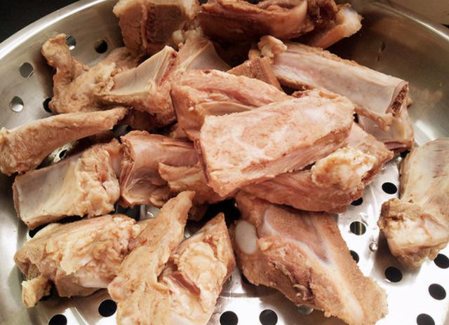 炖排骨汤，不要只会焯水，做好3点，排骨香软好吃，汤汁鲜美