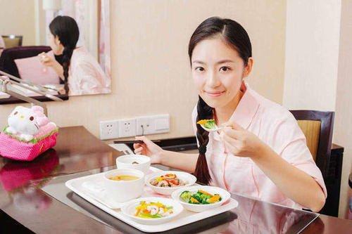 「你的育儿经」女星颖儿月子坐9天就“复工”，现在肉眼可见的虚，网友：不明智
