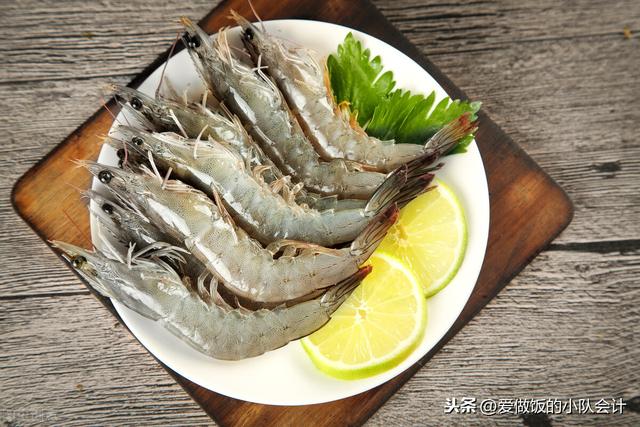 鲜虾怎么去除虾线？掌握3点，轻松取出保持虾肉完整，操作很简单