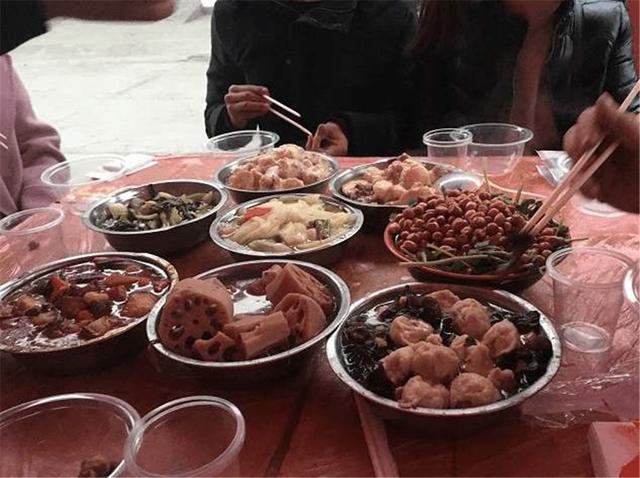 你的育儿经|奶奶带5岁孙子吃喜宴，孩子酒席上的举动惹众怒：教不好别带出来