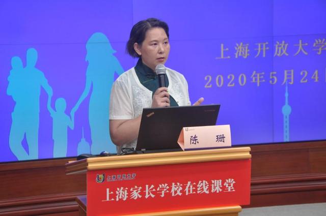上观新闻▲三成孩子每天用电子产品超2小时，亲子开辟“养机场”，授权型干预比限制型好