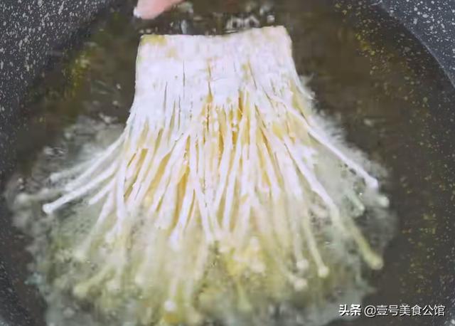 金针菇美味新吃法，简单3步就能上桌，香辣解馋，营养的居家美食