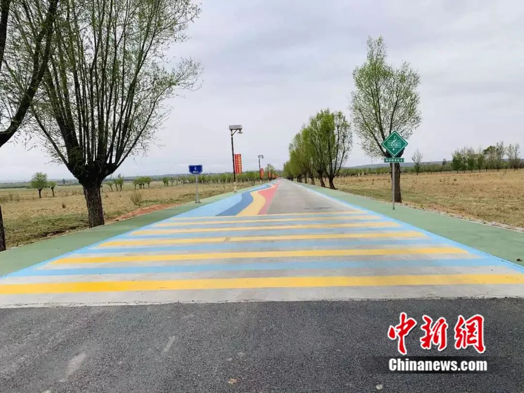 中国新闻网客户端这条公路会唱歌 车主:第一次走到这里还以为车坏了