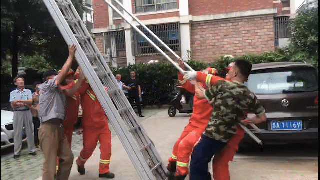 超级宝妈|一个头卡在窗户，一个头卡在按摩床，这些熊孩子太皮了