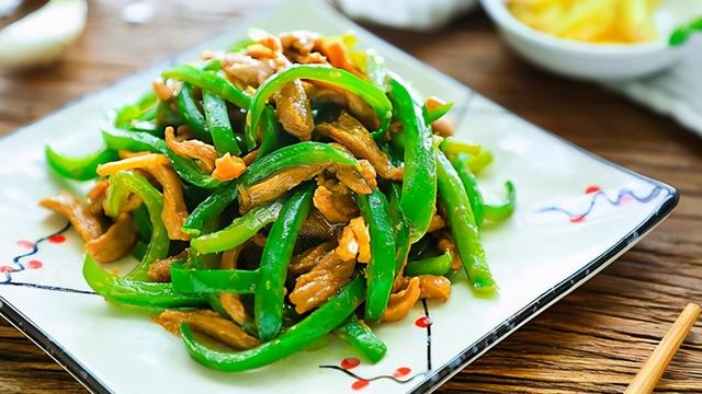 炒瘦肉有人放蛋清，有人放淀粉？大厨：都不对，难怪瘦肉又老又柴