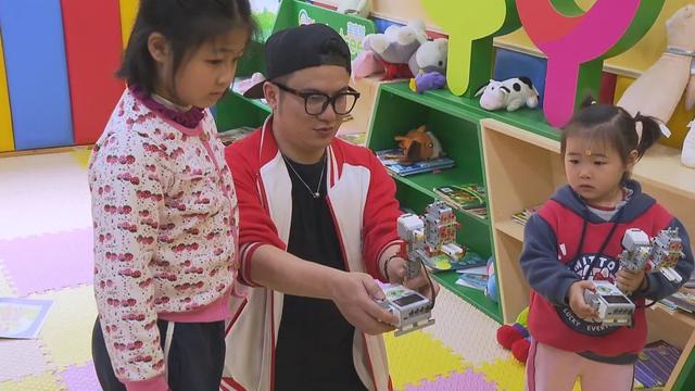 孩子|机器人会跳舞、玩具搭建“动物园”……小朋友们在这里玩嗨了