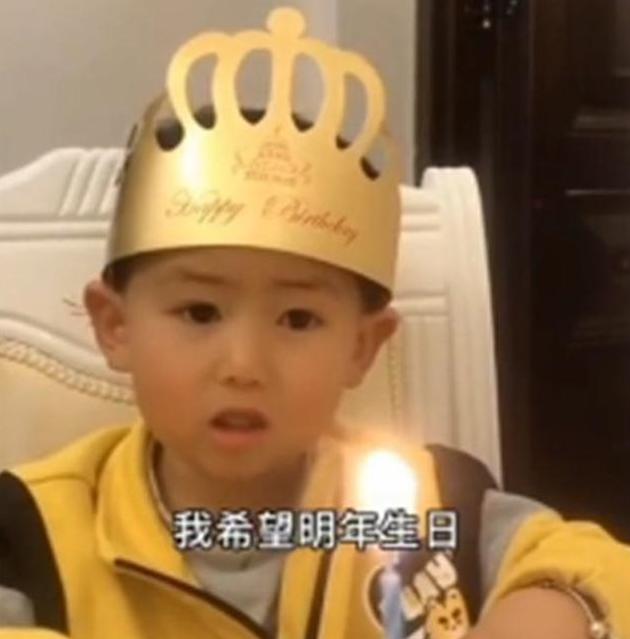 超级宝妈▲“最委屈生日”火了，宝宝对着假蛋糕边哭边许愿，网友：这爹太坑