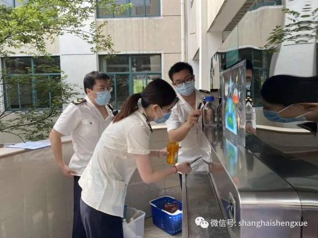 你的育儿经|萌娃复学！校裤小了，差点忘了年级……开学首日各方共筑安全防护墙