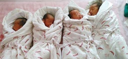 超级宝妈:孕妈生下4胞胎,知道孩子性别后,丈夫笑得合不拢嘴