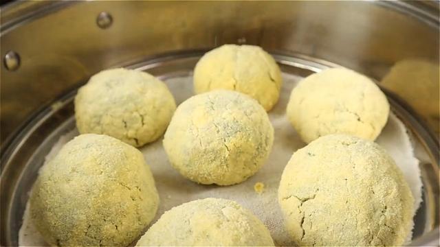 入冬了，我们家迷上吃这个，不和面不揉面，皮薄馅大，营养又美味