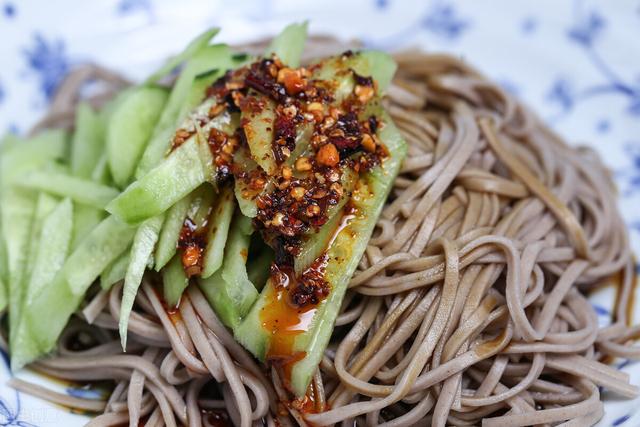 买面条时，碰到这两种面条再便宜也不要买，价格贵不说还没营养