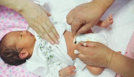 「超级宝妈」“花心宝宝”引关注，刚出生就摘下护士口罩，网友：孟婆汤掺水了