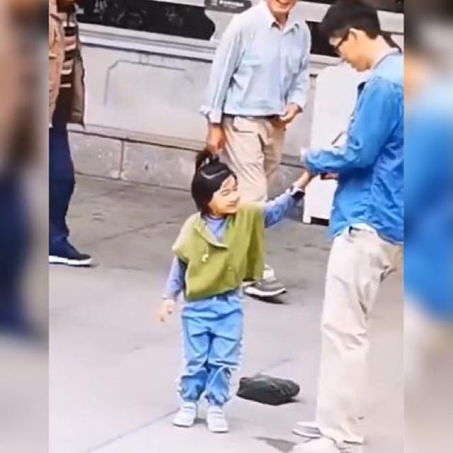 [你的育儿经]亲爸让女儿为自己使出“浑身解数”拍照，网友：让人心疼的熟练