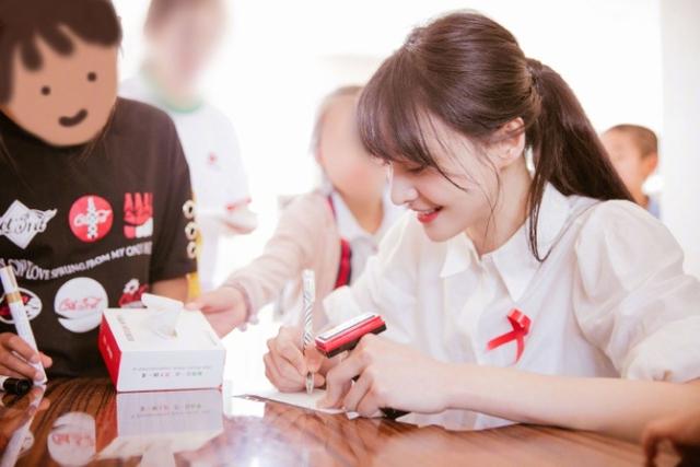 郑爽探访红丝带学校 穿着朴素传递正能量|生活报