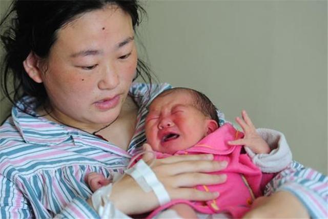 【超级宝妈】生孩子还能长个子？年轻宝妈坐完月子长高5CM，检查后还想生二胎
