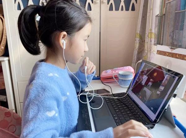 #你的育儿经#学校让孩子上传背诵视频,家长费心帮作弊。网友:口罩还有这用途