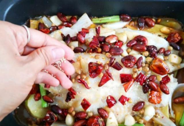 在家做出香辣酸爽的烤鱼，口感香嫩，还无刺