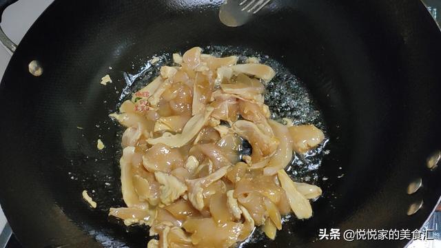 元月这菜比萝卜受欢迎，放把蛤蜊一起焖，鲜美滋补，寓意大吉大利