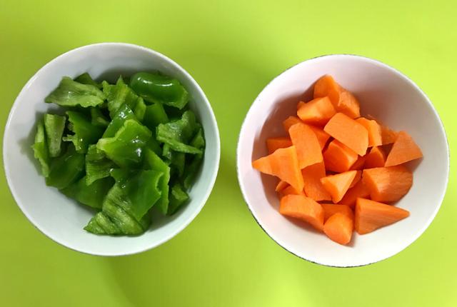 酸甜可口的菠萝咕咾肉，自己在家做，大人小孩都爱吃