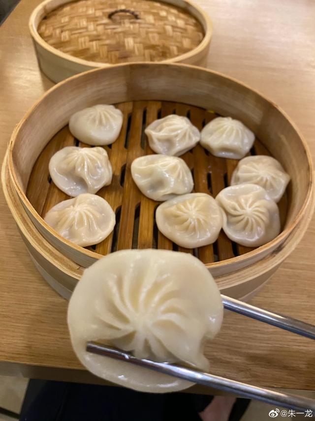 fun娱乐|朱一龙吃着小笼包为小笼包庆生，可惜胃来可期的包有点瘦