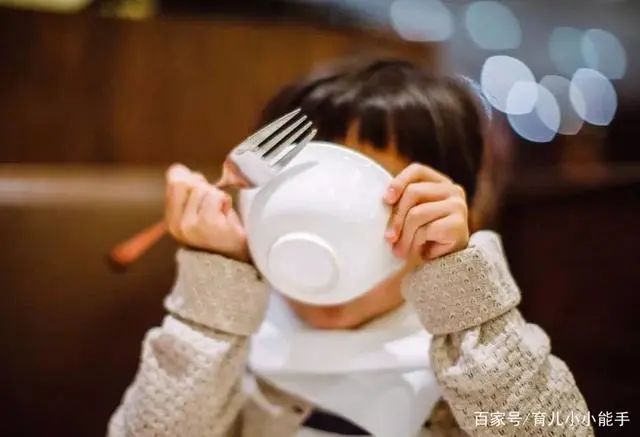 暖先生格调：“孩子不吃饭，总要追着喂”，李玫瑾教授教你一招改掉坏习惯