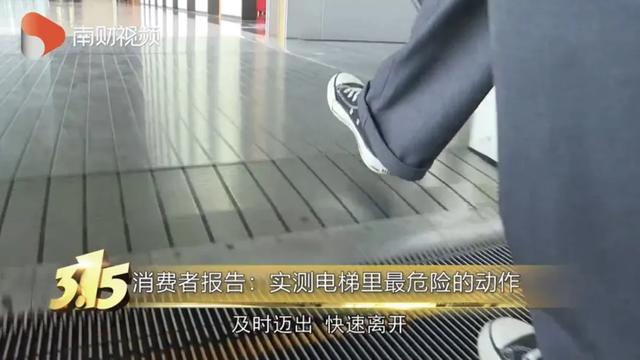 花一样的青春|4岁孩子手指被夹！乘坐扶梯这些行为千万不要做！