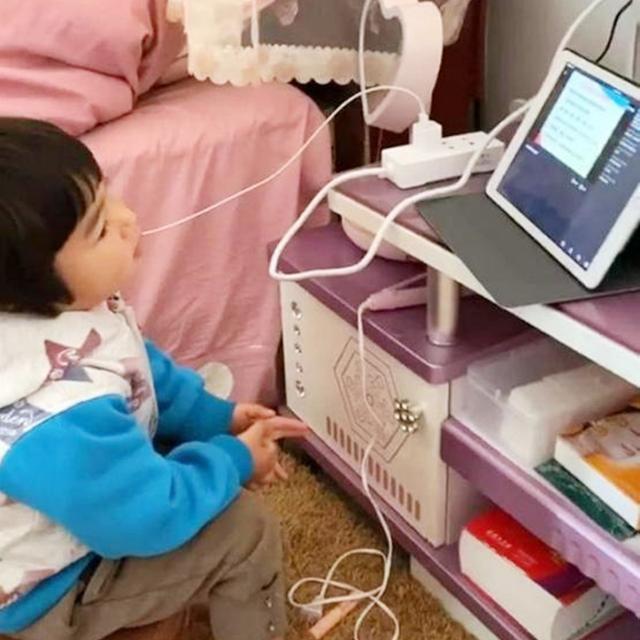 你的育儿经■2岁妹妹替睡懒觉哥哥上网课，作业还帮写，网友：这样的妹妹哪找