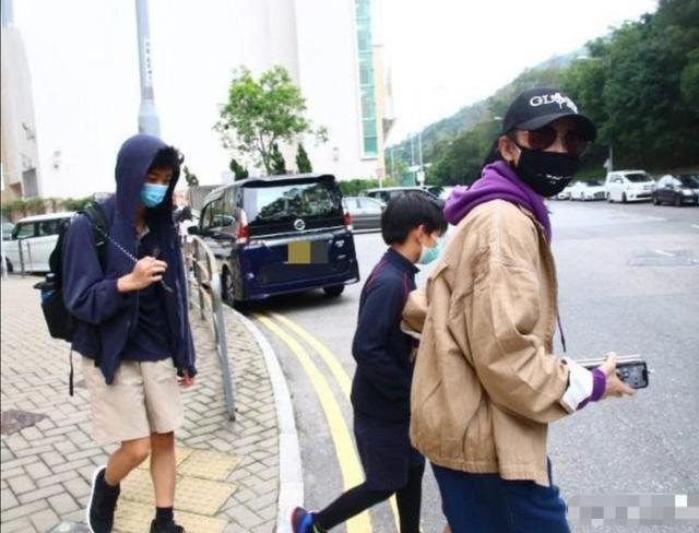 张柏芝接儿子放学，13岁Lucas身高超过妈妈，网友：长大后不得了巴拉啦解说