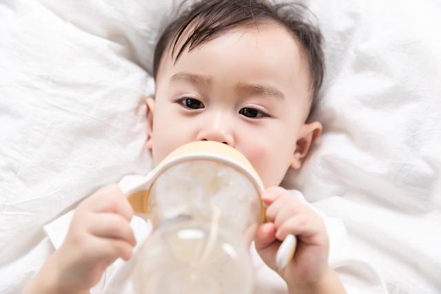 【你的育儿经】冲奶粉的水关系娃健康，这几种“好”水不合适冲奶，家长别瞎用