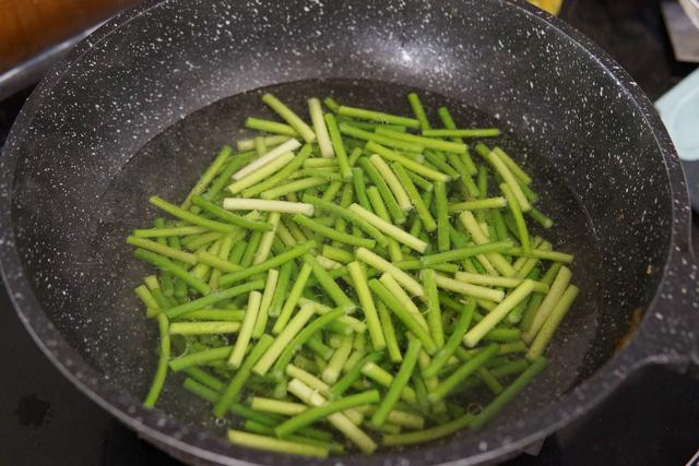 如何炒出翠绿的蒜苔？炒之前记得加一步，蒜苔不发黄，翠绿入味