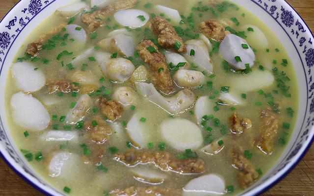 喜欢吃芋头的要收藏，加上酥肉一起炖，软糯鲜香，出锅汤汁都喝光