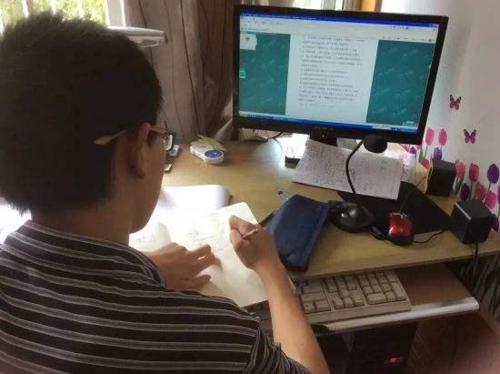 【你的育儿经】2岁妹妹替哥哥上网课、写作业，网友：全网最操心的“尿不湿”