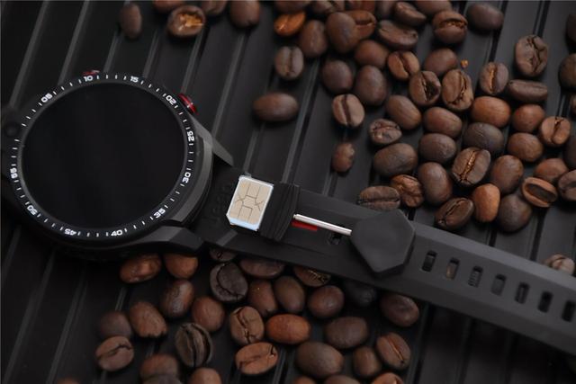 支持语音通话，能安装APP，双向拍照，Jeep智能运动手表