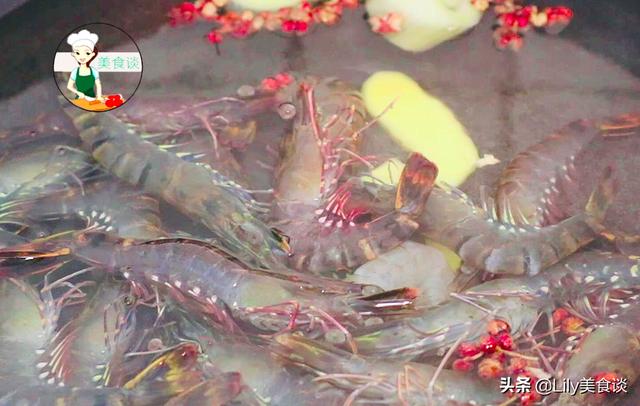 煮白灼虾时，沸水下锅就错了，大厨教你一招，虾肉鲜嫩多汁又不腥