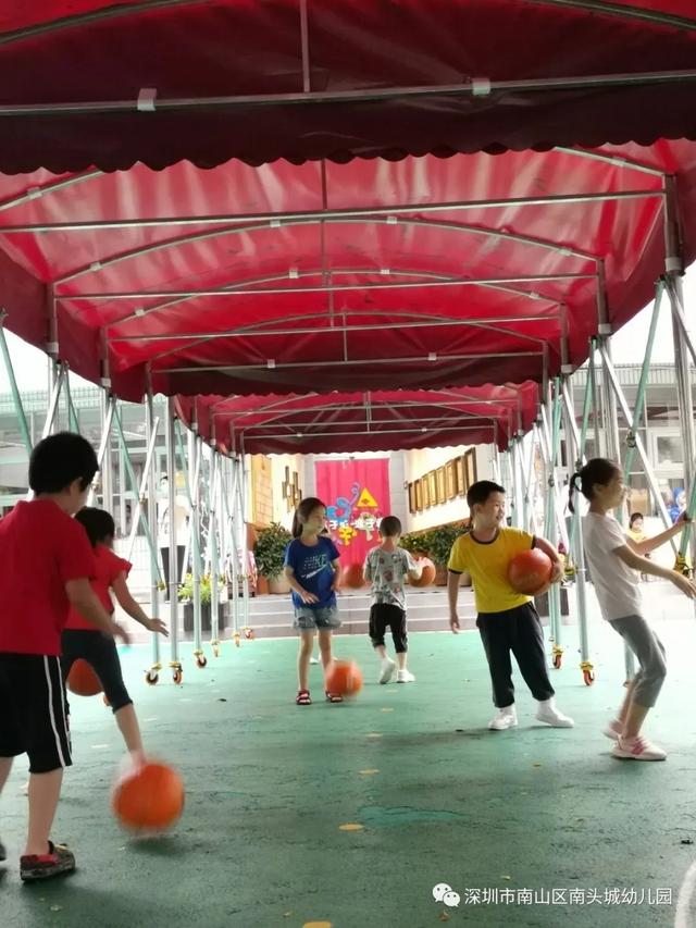 超级宝妈|谁说下雨天不能进行室外活动，这家幼儿园别出心裁做到了