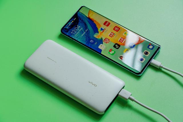 vivo 18W 双向快充移动电源评测：出差旅游必备装备