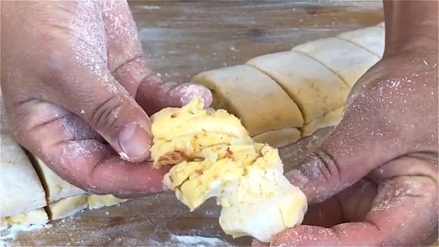 玉米面最好吃的做法，看着都流口水，暄软细腻，越嚼越香