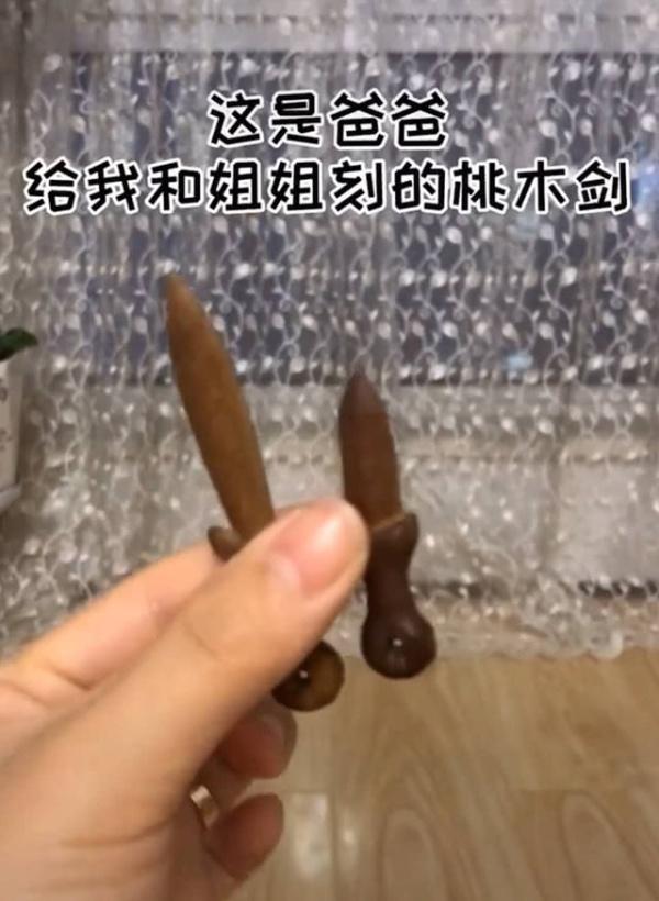 [你的育儿经]最明目张胆“隔辈亲”火了，姥爷对女儿和外孙女区别待遇，网友：岂有此理