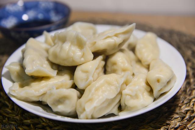 包白菜饺子，调馅时用上这一招，白菜不出水，饺子鲜嫩多汁很好吃