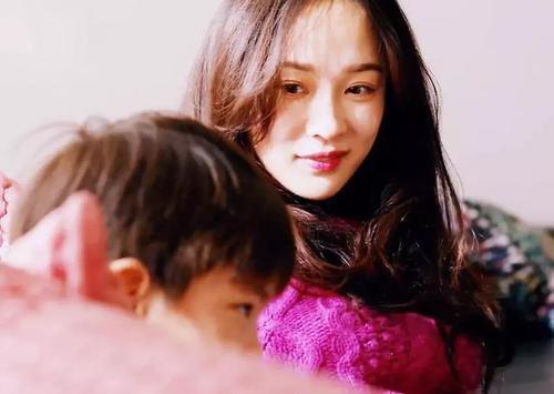 【超级宝妈】被闺女“盘”7年的衣服火了，烂成渣也不扔，每晚闻着才能睡安心